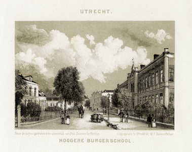 38076 Gezicht in de Kruisstraat te Utrecht in de richting van de Biltstraat, met rechts de voorgevel van de Rijks ...